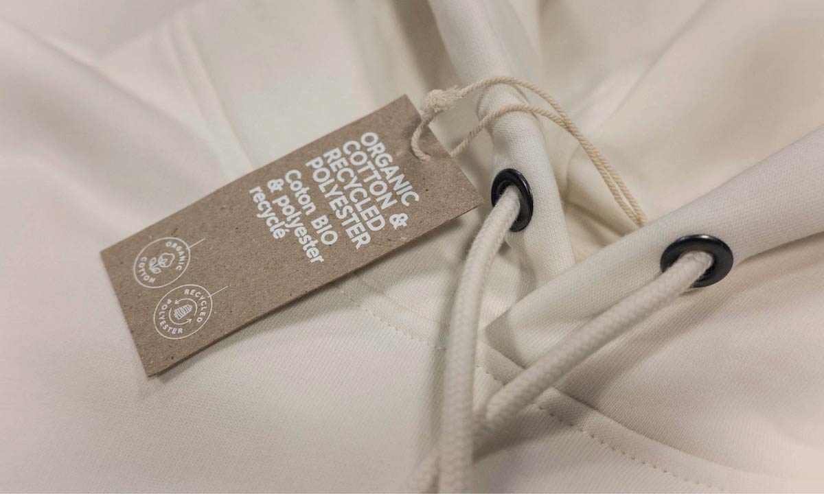 Gros plan sur un hoodie en coton biologique