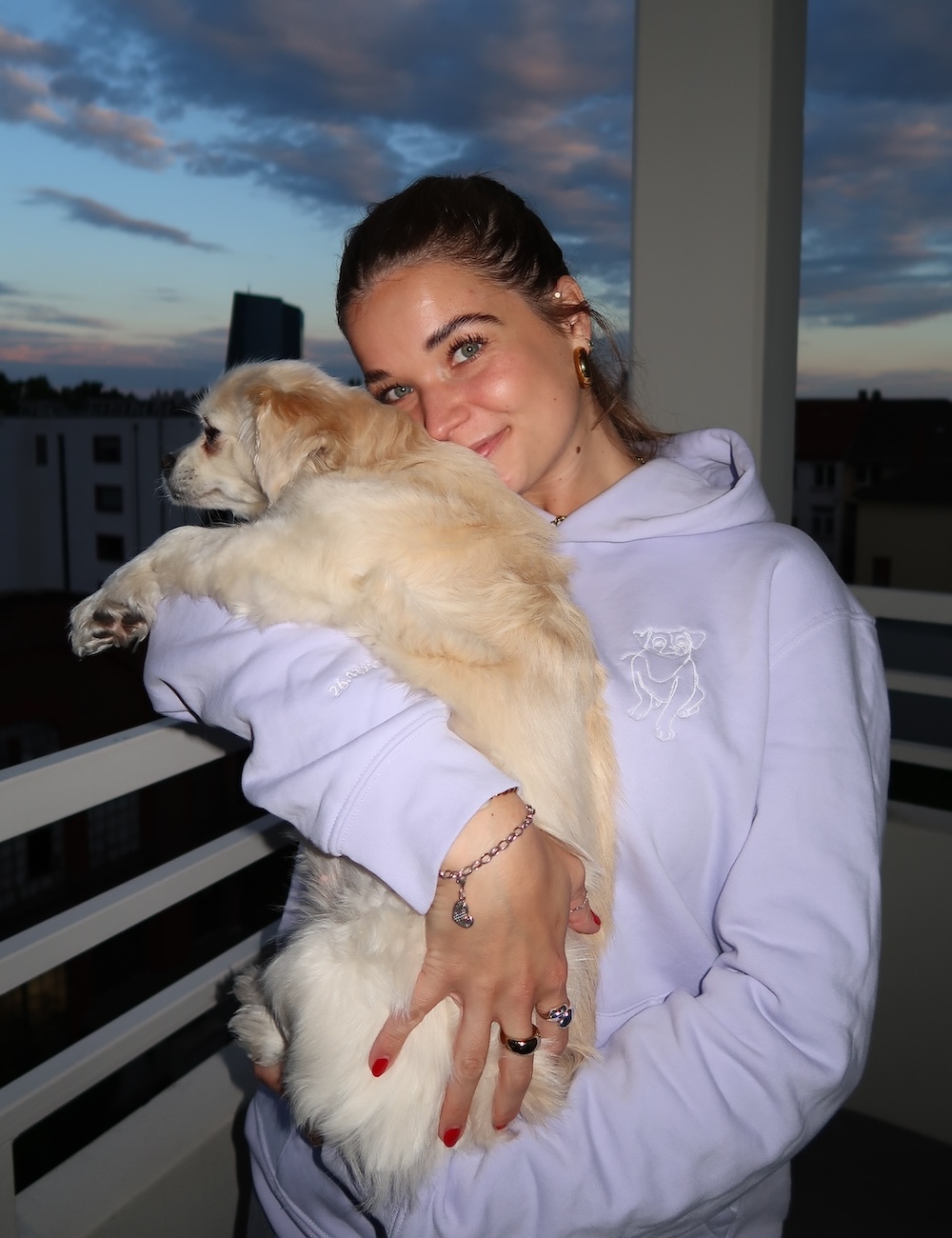 Hoodie violet brodé avec un chien blanc