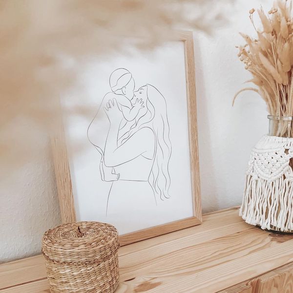 Dessin en Line Art d'une mère avec son enfant, photo de l'influenceuse @mamimitstil
