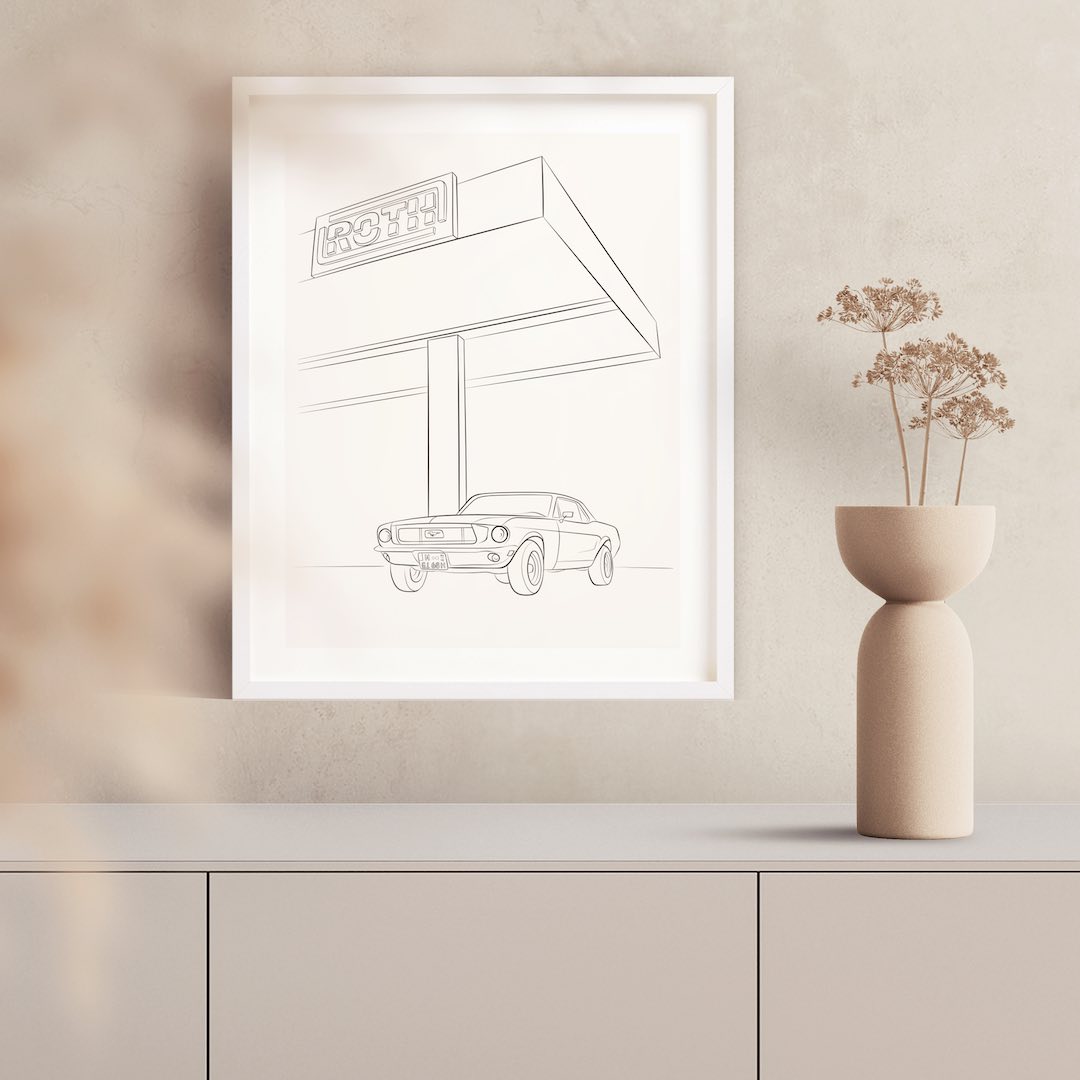 Dessin en Line Art d'une Ford Mustang dans un cadre blanc au-dessus d'une commode