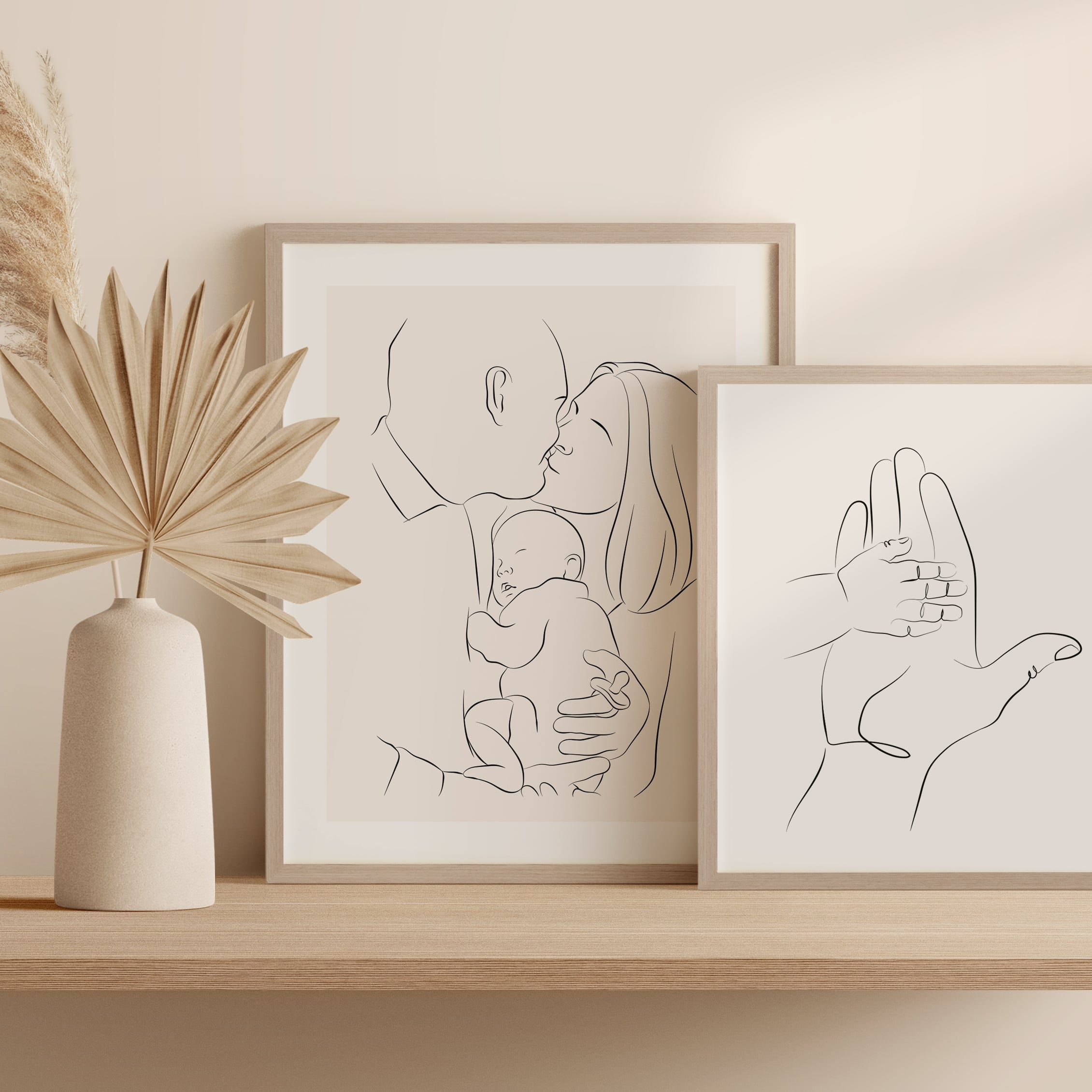 Une combinaison de deux dessins en Line Art, un couple avec un bébé et une petite main touchant une grande main